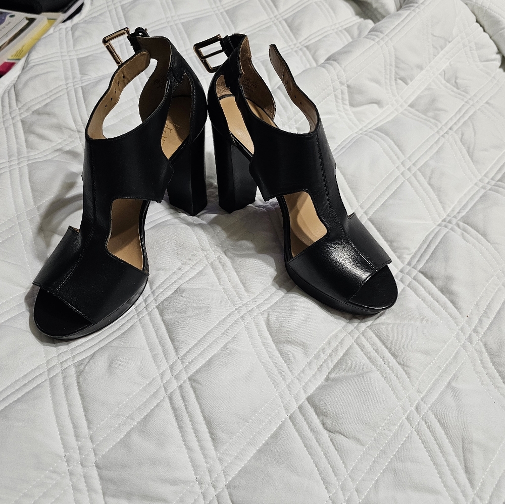 Shoes - Picture 4 of 7